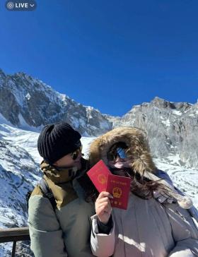 结婚证永远留在了玉龙雪山，一对夫妇的爱情见证遗失雪山之巅